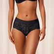 Kép 2/4 - Triumph Body Make-Up Illusion Lace Shorty - fekete