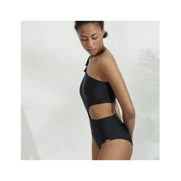 Ysabel Mora 22 fekete félvállas egyrészes fürdőruha